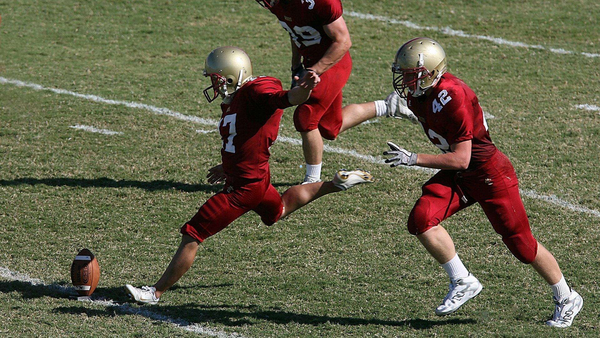 阿隆·霍勒迪末节连中关键远投 火箭替补后卫再度化身救世主